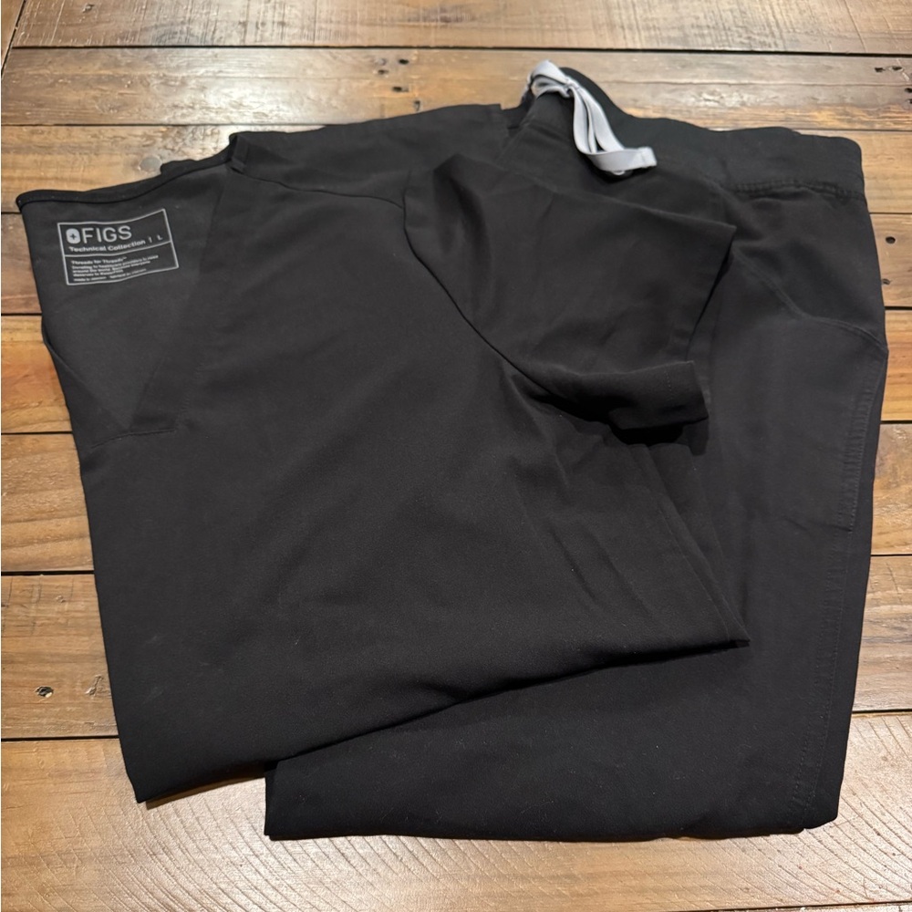 Scrub set in black by FIGS
